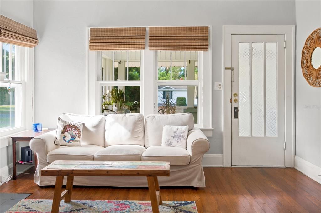 For Sale: $275,000 (2 beds, 1 baths, 806 Square Feet)