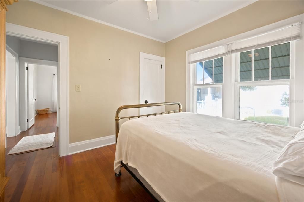 For Sale: $275,000 (2 beds, 1 baths, 806 Square Feet)