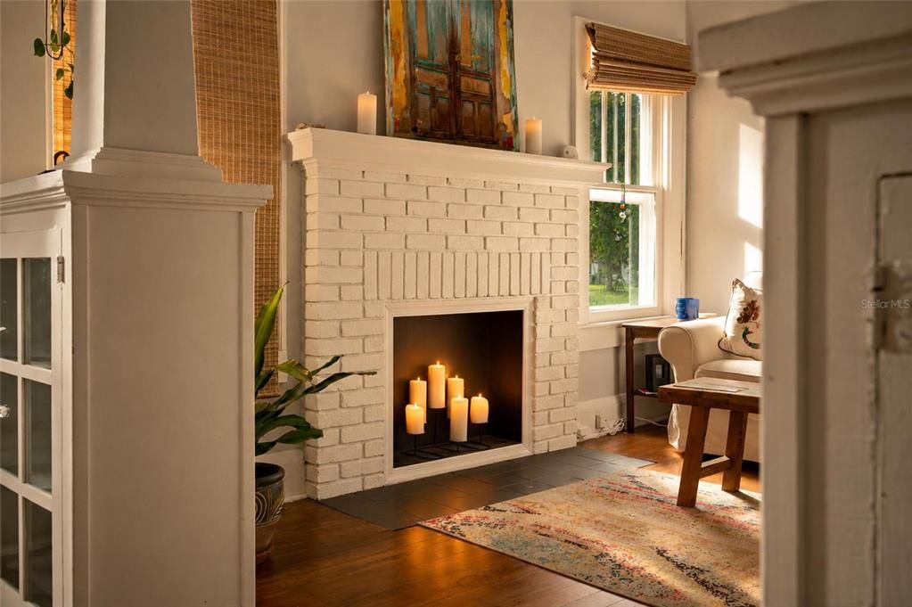 For Sale: $275,000 (2 beds, 1 baths, 806 Square Feet)