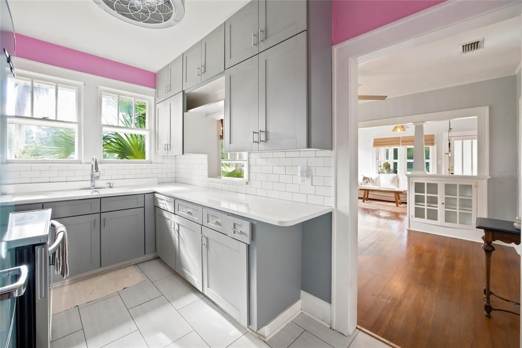 For Sale: $275,000 (2 beds, 1 baths, 806 Square Feet)