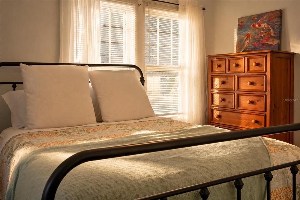 For Sale: $275,000 (2 beds, 1 baths, 806 Square Feet)
