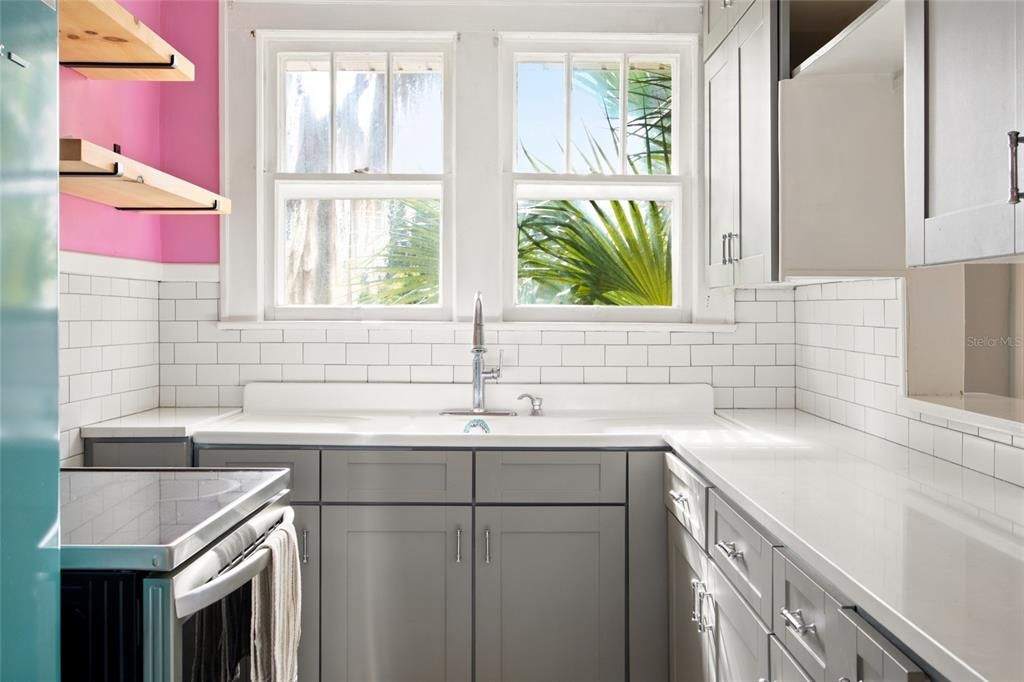 For Sale: $275,000 (2 beds, 1 baths, 806 Square Feet)