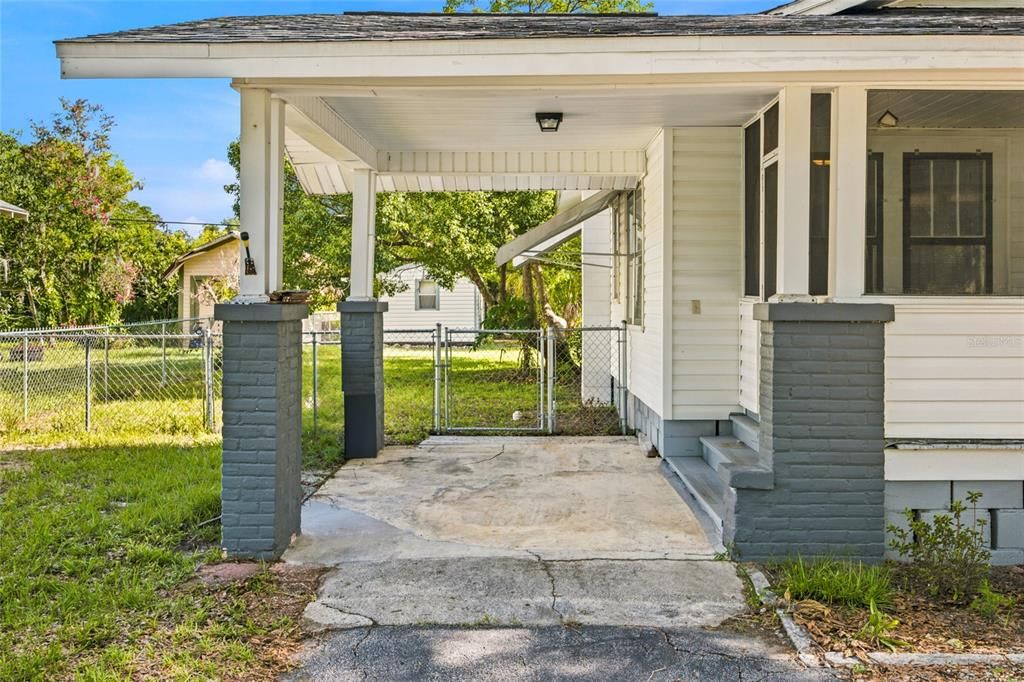 For Sale: $275,000 (2 beds, 1 baths, 806 Square Feet)
