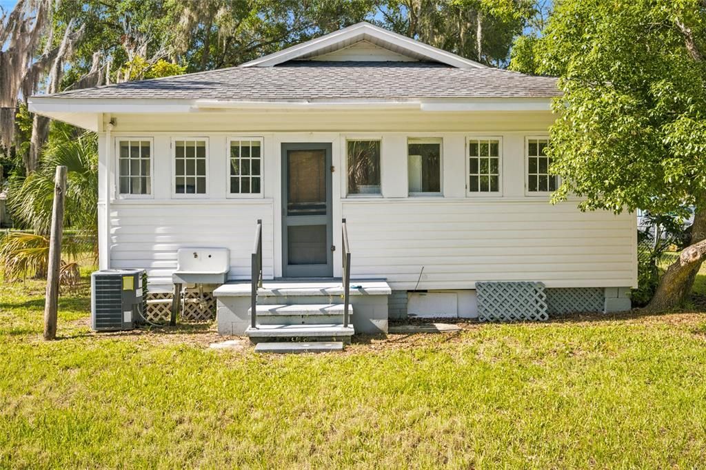 For Sale: $275,000 (2 beds, 1 baths, 806 Square Feet)