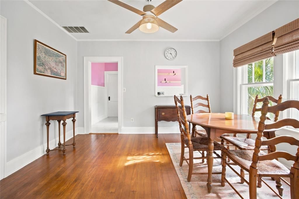 For Sale: $275,000 (2 beds, 1 baths, 806 Square Feet)