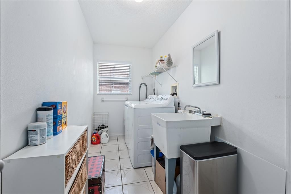 Activo con contrato: $399,900 (3 camas, 2 baños, 2034 Pies cuadrados)