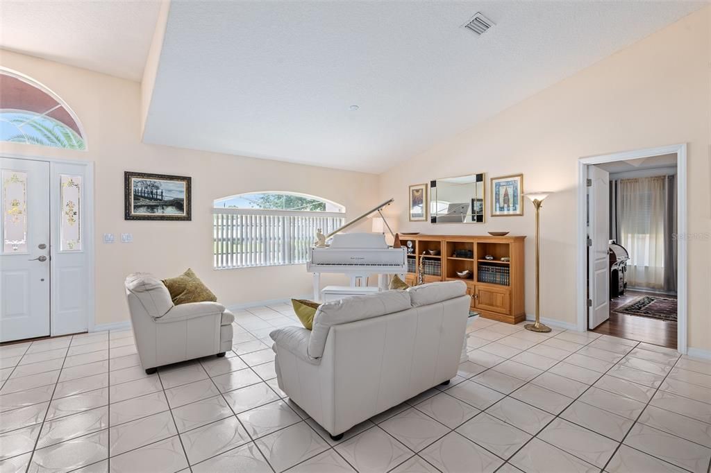 Activo con contrato: $399,900 (3 camas, 2 baños, 2034 Pies cuadrados)