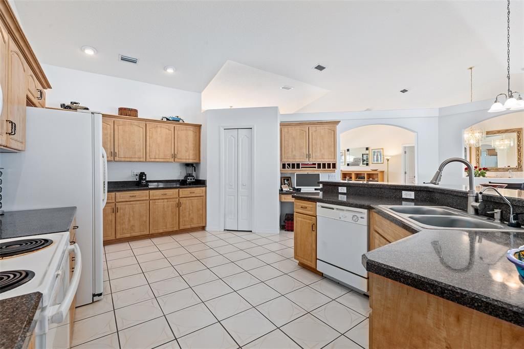 Activo con contrato: $399,900 (3 camas, 2 baños, 2034 Pies cuadrados)