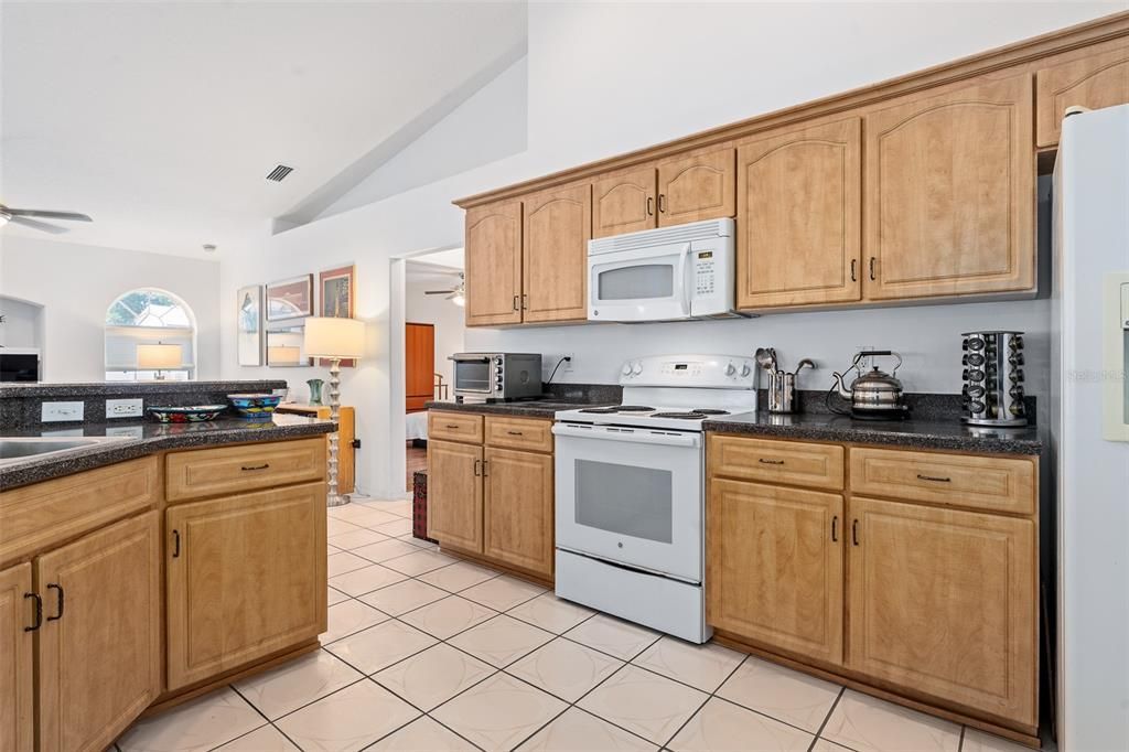 Activo con contrato: $399,900 (3 camas, 2 baños, 2034 Pies cuadrados)