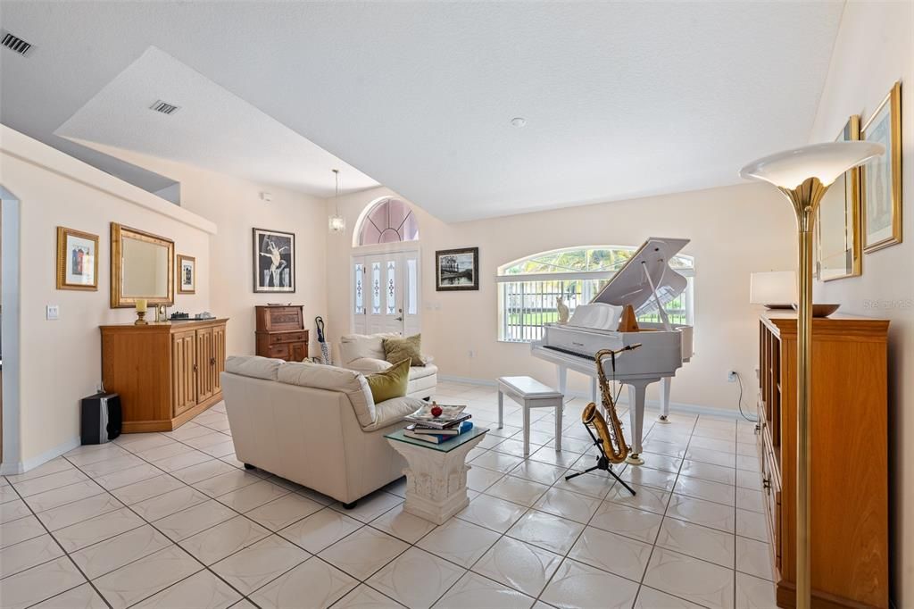 Activo con contrato: $399,900 (3 camas, 2 baños, 2034 Pies cuadrados)