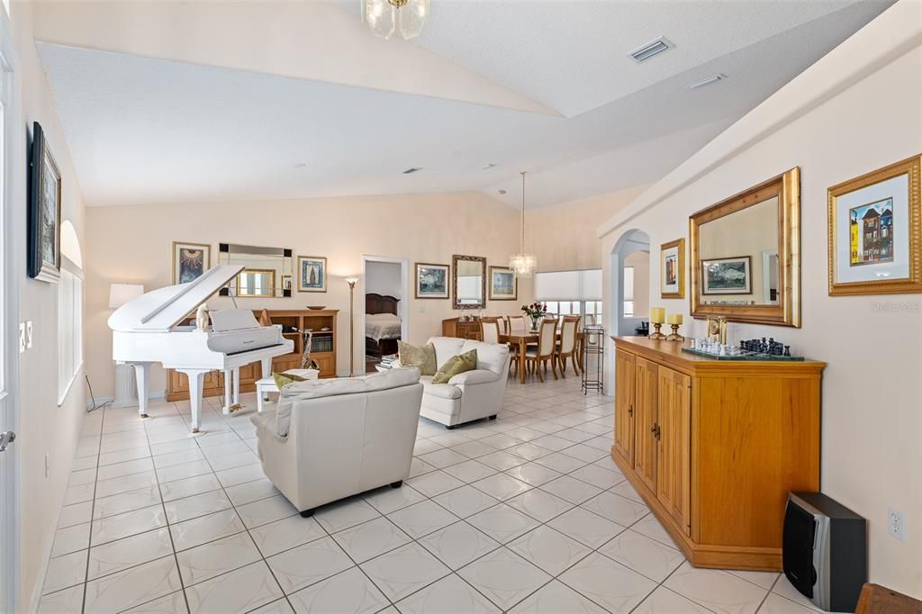 Activo con contrato: $399,900 (3 camas, 2 baños, 2034 Pies cuadrados)