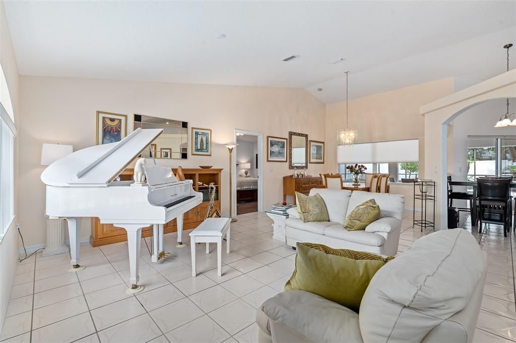 Activo con contrato: $399,900 (3 camas, 2 baños, 2034 Pies cuadrados)