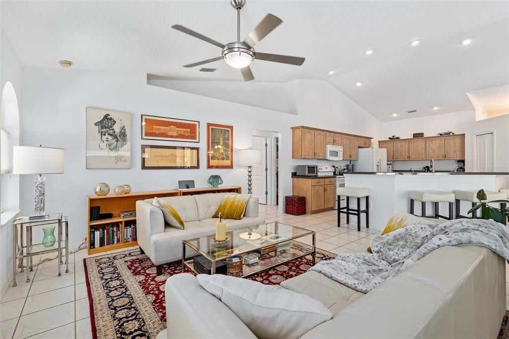 Activo con contrato: $399,900 (3 camas, 2 baños, 2034 Pies cuadrados)