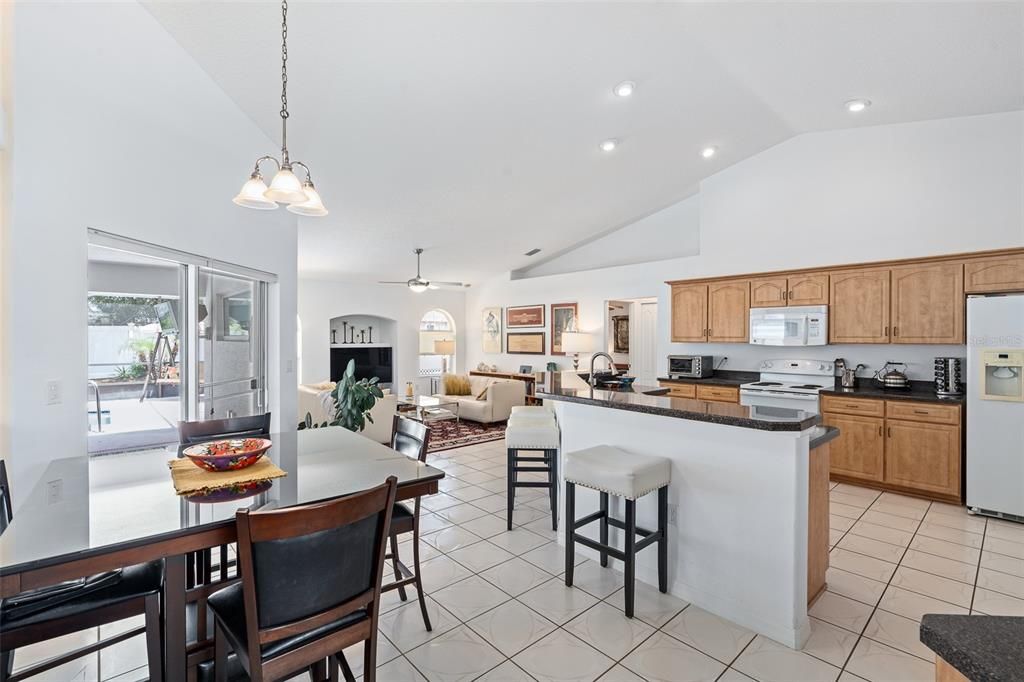 Activo con contrato: $399,900 (3 camas, 2 baños, 2034 Pies cuadrados)