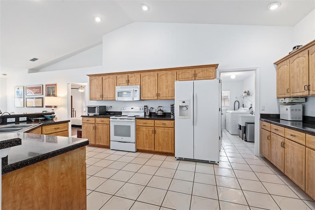 Activo con contrato: $399,900 (3 camas, 2 baños, 2034 Pies cuadrados)