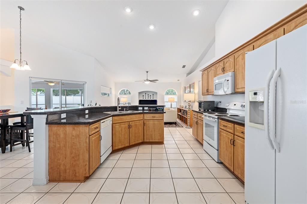 Activo con contrato: $399,900 (3 camas, 2 baños, 2034 Pies cuadrados)