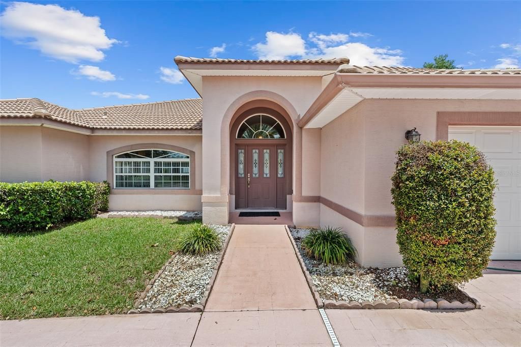 Activo con contrato: $399,900 (3 camas, 2 baños, 2034 Pies cuadrados)