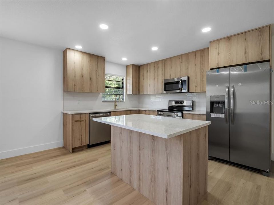 En Venta: $730,000 (4 camas, 3 baños, 2335 Pies cuadrados)