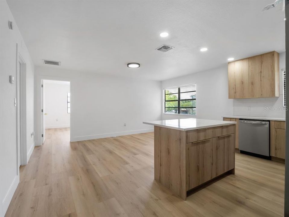 En Venta: $730,000 (4 camas, 3 baños, 2335 Pies cuadrados)