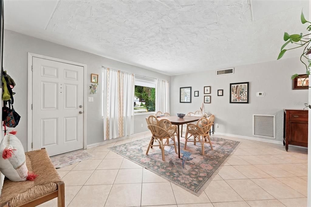 Active With Contract: $435,000 (3 beds, 2 baths, 1664 Square Feet)