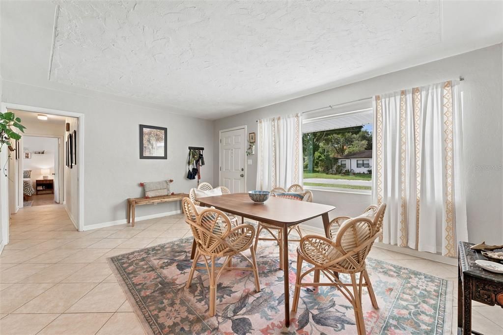 Active With Contract: $435,000 (3 beds, 2 baths, 1664 Square Feet)