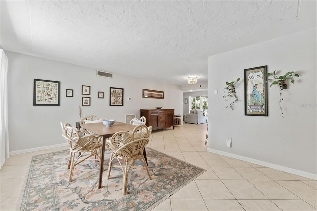 Active With Contract: $435,000 (3 beds, 2 baths, 1664 Square Feet)