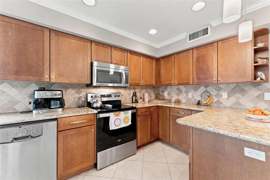 Active With Contract: $435,000 (3 beds, 2 baths, 1664 Square Feet)