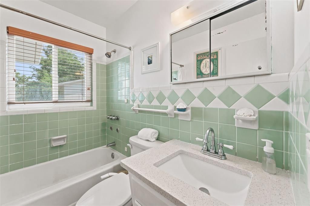 Active With Contract: $435,000 (3 beds, 2 baths, 1664 Square Feet)