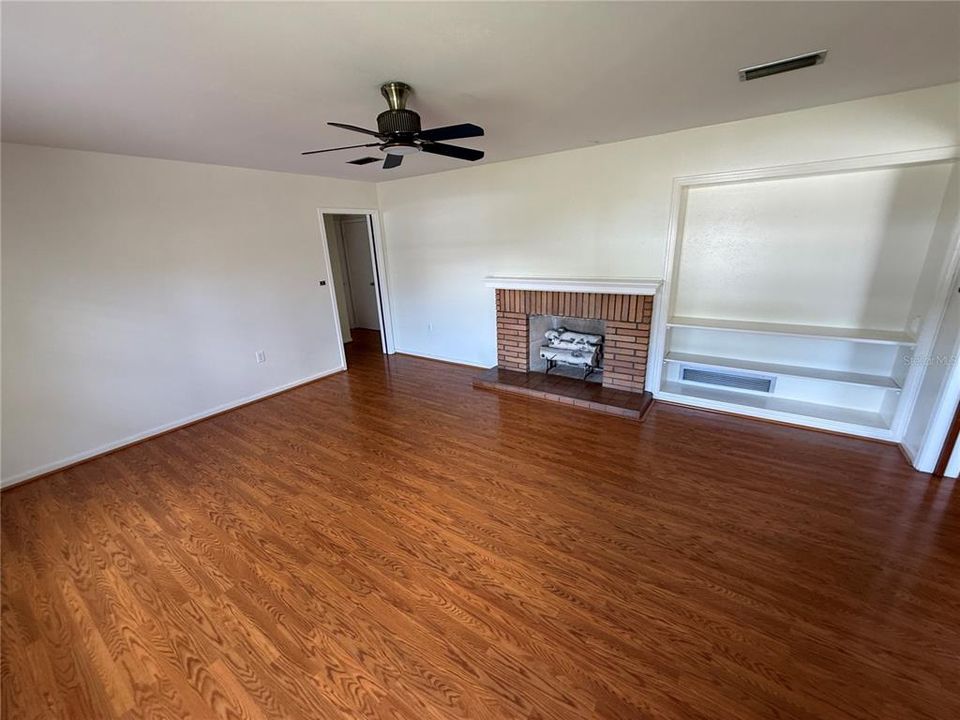 For Sale: $289,000 (3 beds, 2 baths, 1763 Square Feet)
