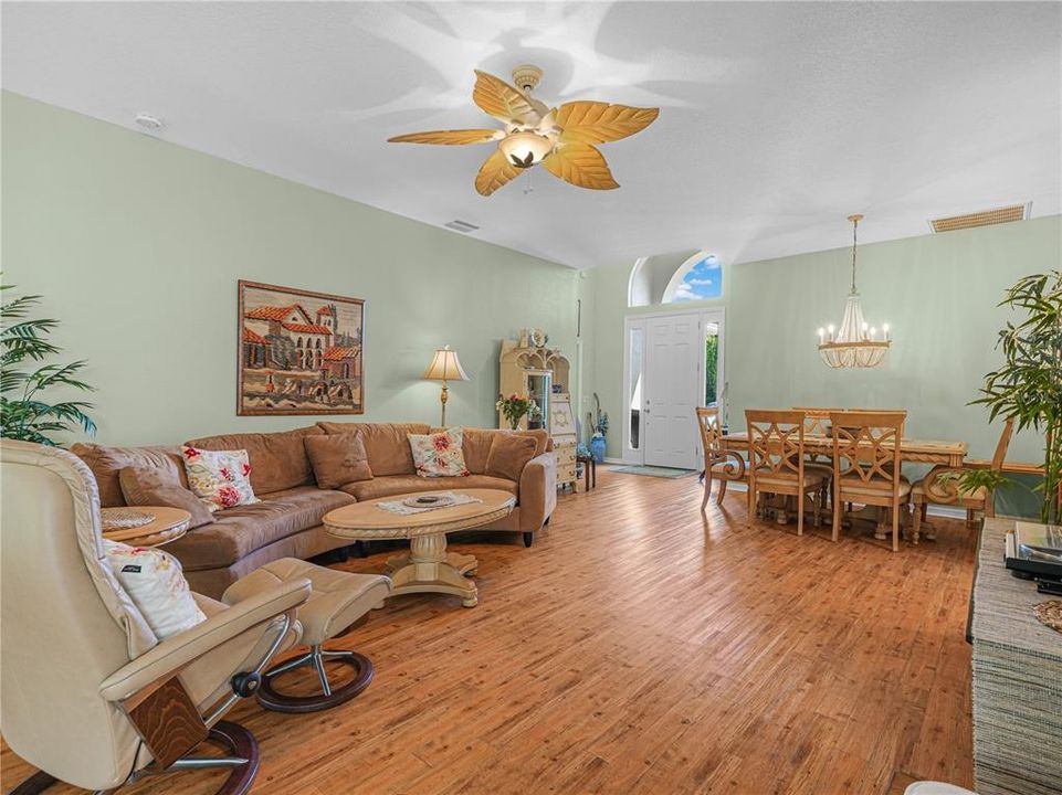 На продажу: $359,900 (3 спален, 2 ванн, 1847 Квадратных фут)