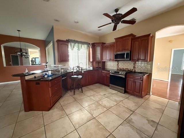 En Venta: $365,000 (4 camas, 2 baños, 2460 Pies cuadrados)