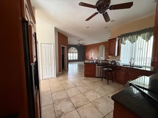 En Venta: $365,000 (4 camas, 2 baños, 2460 Pies cuadrados)