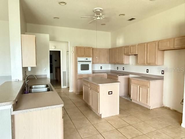 En Venta: $325,000 (4 camas, 3 baños, 2722 Pies cuadrados)