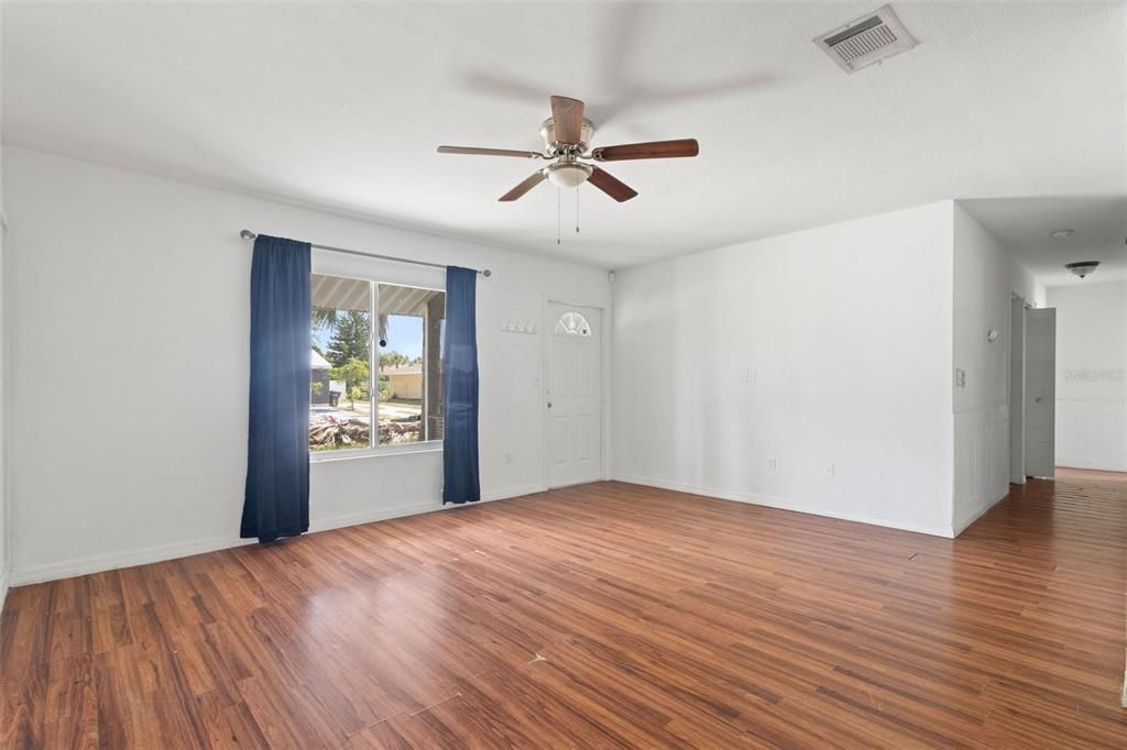 For Sale: $186,000 (3 beds, 2 baths, 1320 Square Feet)