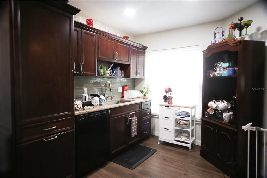 На продажу: $299,900 (3 спален, 2 ванн, 1581 Квадратных фут)