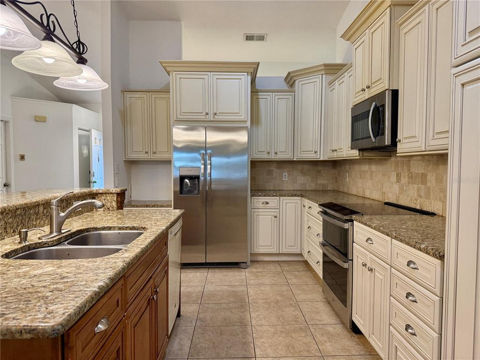 For Rent: $2,990 (4 beds, 2 baths, 2479 Square Feet)