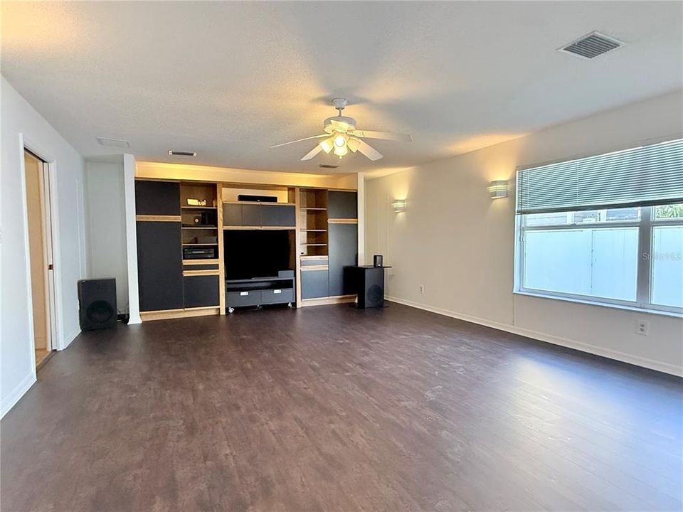 For Rent: $2,990 (4 beds, 2 baths, 2479 Square Feet)