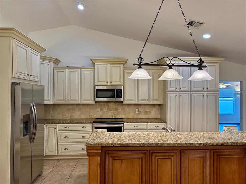 For Rent: $2,990 (4 beds, 2 baths, 2479 Square Feet)
