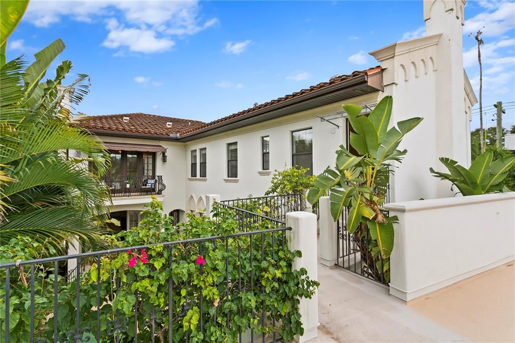 For Sale: $2,189,000 (5 beds, 5 baths, 4546 Square Feet)