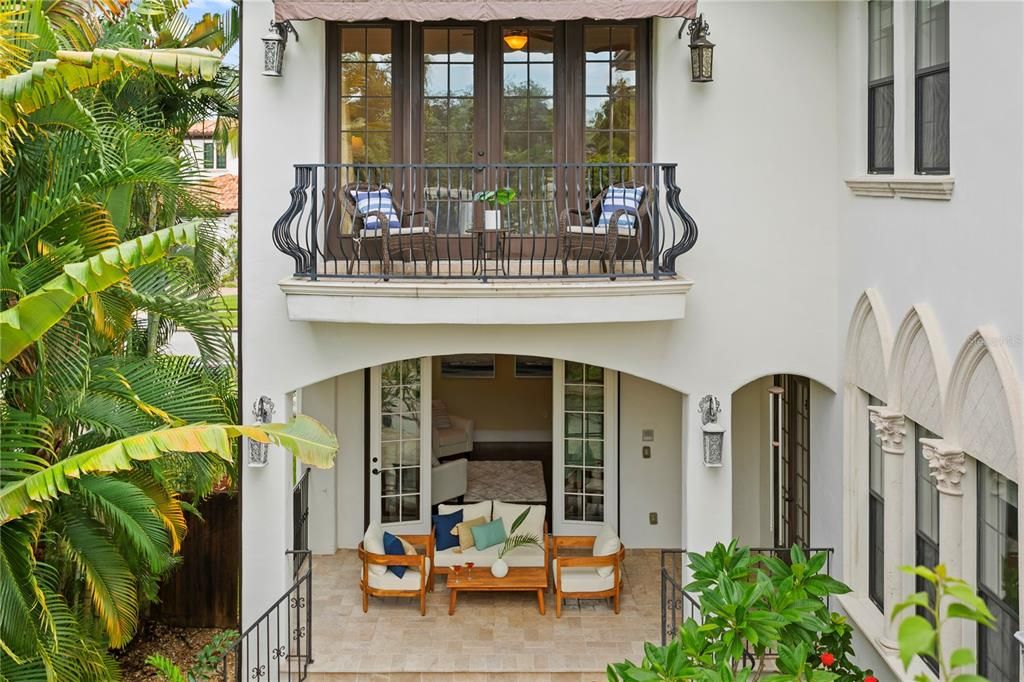For Sale: $2,189,000 (5 beds, 5 baths, 4546 Square Feet)