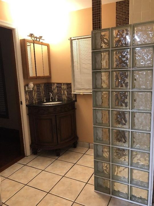 Activo con contrato: $275,000 (2 camas, 2 baños, 1075 Pies cuadrados)