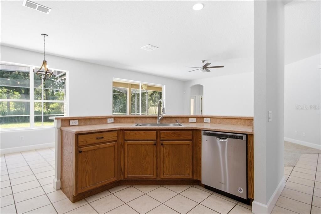 Activo con contrato: $710,000 (6 camas, 4 baños, 3544 Pies cuadrados)