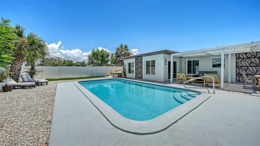 For Rent: $3,000 (3 beds, 2 baths, 1576 Square Feet)