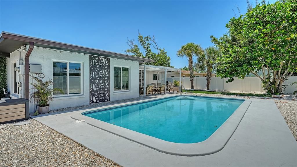 For Rent: $3,000 (3 beds, 2 baths, 1576 Square Feet)