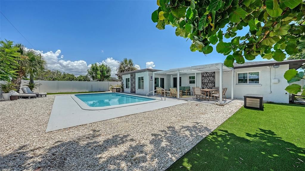 For Rent: $3,000 (3 beds, 2 baths, 1576 Square Feet)