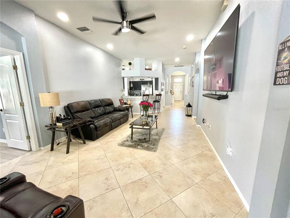 En Venta: $374,990 (4 camas, 2 baños, 2071 Pies cuadrados)