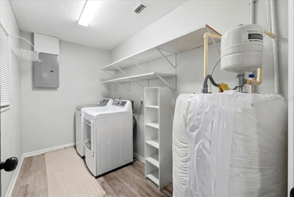 На продажу: $299,999 (3 спален, 2 ванн, 1516 Квадратных фут)