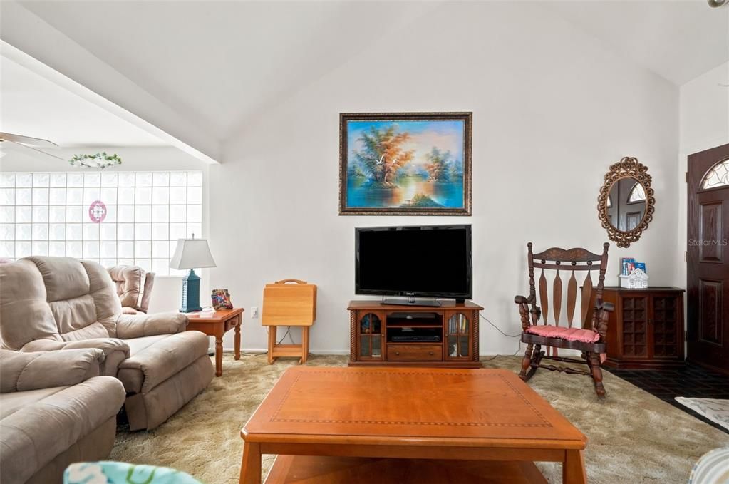 For Sale: $175,000 (2 beds, 1 baths, 963 Square Feet)