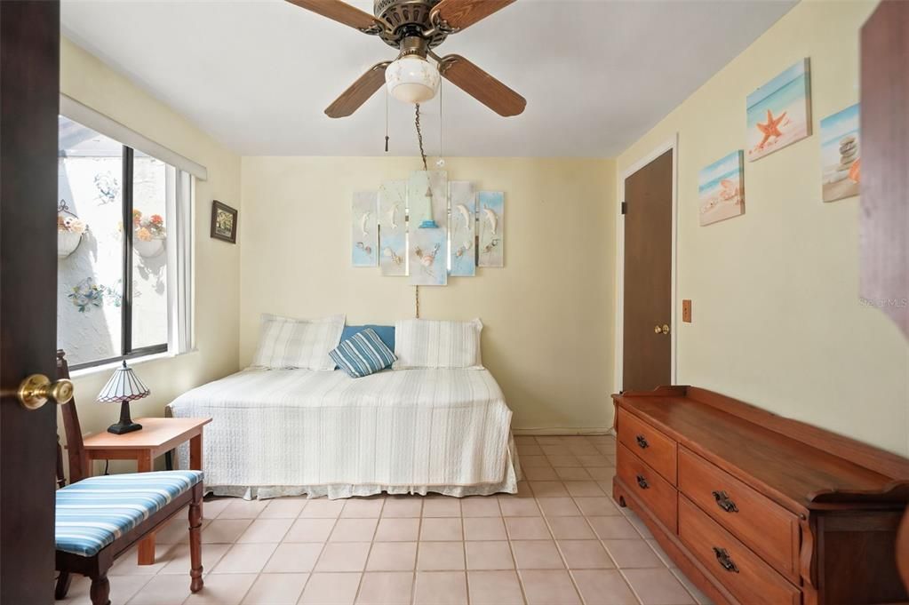 For Sale: $175,000 (2 beds, 1 baths, 963 Square Feet)