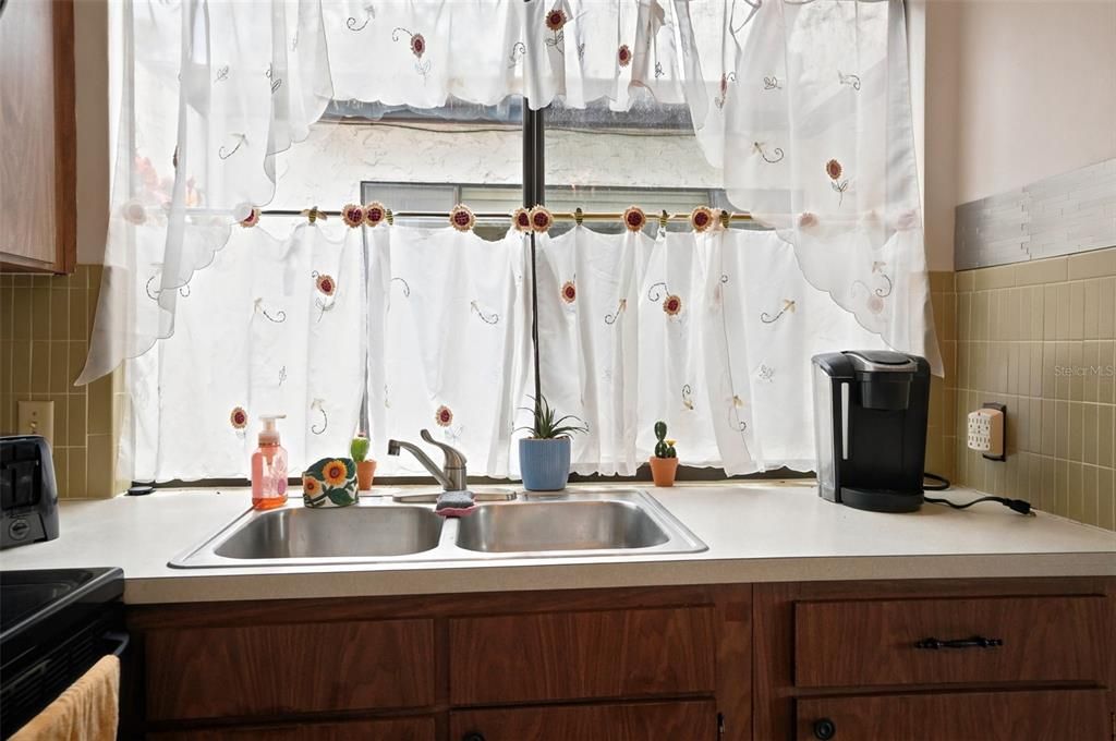 For Sale: $175,000 (2 beds, 1 baths, 963 Square Feet)